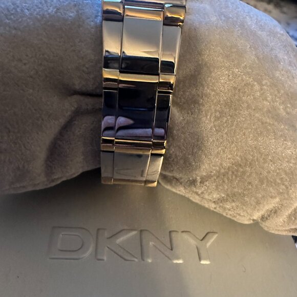 DKNY Watch Vintage Beautiful! - Picture 4 of 5